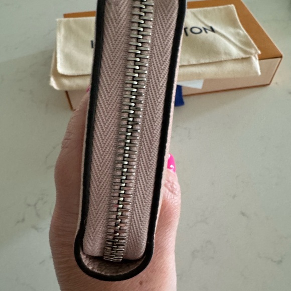 Like New Louis Vuitton Zippy Wallet - Picture 10 of 11